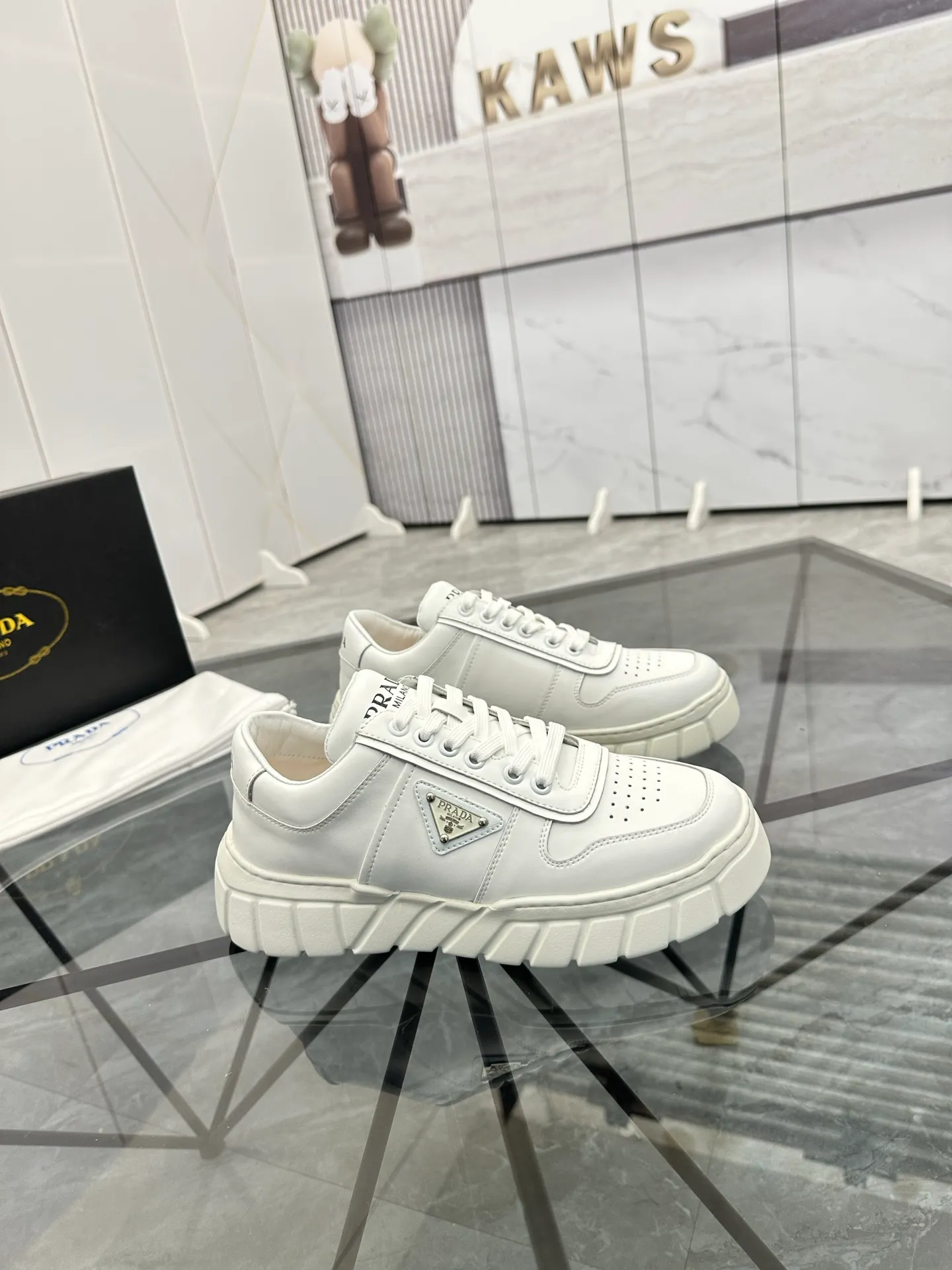 Men's shoes: 💰P420¥ Product trademark: Prada *"Prada*" low-top casual shoes Regular size: 38-44 (can be customized to 45) Product materials: imported cowhide upper, sheepskin lining, original outsole. Number: 020